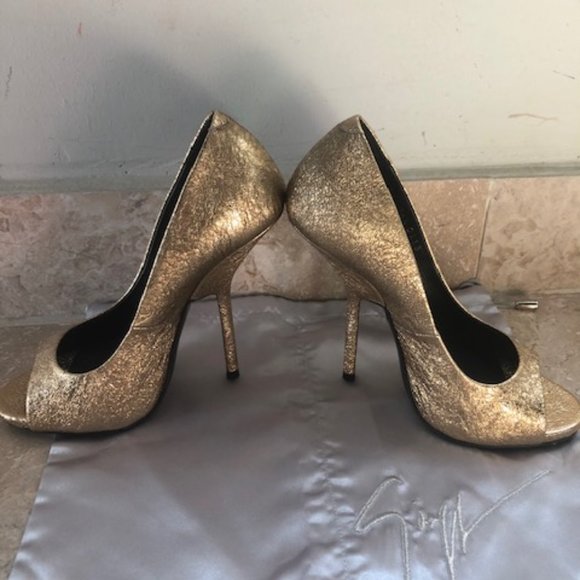 Giuseppe Zanotti Gold Peep-Toe Pump - Picture 2 of 6